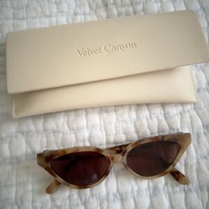 Tortoise Shell Cat-eye Sunglasses